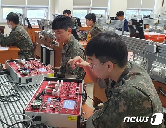 지난해 한국폴리테대학 성남캠퍼스에서 운영한 ‘기술직무 체험의 날’에 참여한 공군 제10전투비행단 소속 장병들. (사진제공=폴리텍대학교)