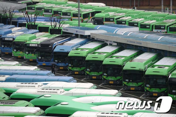 서울 시내버스 노조가 파업에 돌입한 28일 서울의 한 공영차고지에 버스가 주차돼 있다.  2024.3.28/뉴스1 © News1 이광호 기자