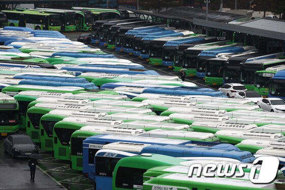 서울 시내버스 노조가 파업에 돌입한 28일 서울의 한 공영차고지에 버스가 주차돼 있다. 2024.3.28/뉴스1 © News1 이광호 기자