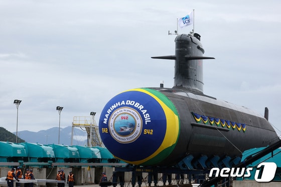 27일(현지시간) 브라질 리우데자네이루 인근 이타구아이 조선소에서 프랑스 기술을 사용한 브라질 해군의 신형 디젤 잠수함 '토넬레로(tonelero)함'이 진수되고 있다. 2024.3.27. © 로이터=뉴스1 © News1 김성식 기자