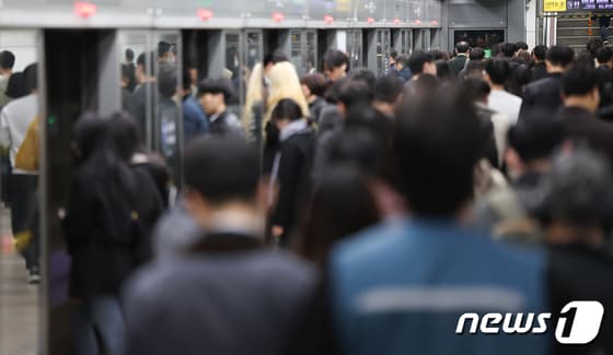 서울 시내버스 12년 만에 파업…출근길 지하철 '북적'