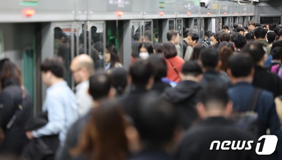 서울 시내버스노조가 파업에 돌입한 28일 오전 서울 광화문역에서 시민들이 지하철을 이용해 출근하고 있다. 2024.3.28/뉴스1 © News1 김도우 기자