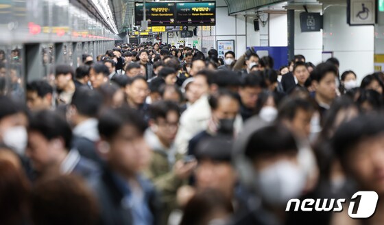 서울 시내버스노조가 파업에 돌입한 28일 오전 서울 광화문역에서 시민들이 지하철을 이용해 출근하고 있다. 2024.3.28/뉴스1 © News1 김도우 기자