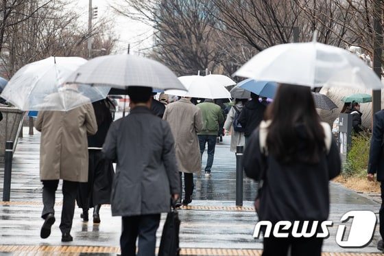 28일 서울 여의도에서 우산을 쓴 시민들이 출근길 발걸음을 옮기고 있다. 2024.3.28/뉴스1 © News1 유승관 기자