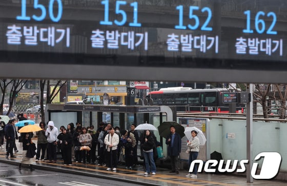 서울 시내버스 노조가 총파업에 돌입한 28일 오전 서울역 버스환승센터에서 시민들이 버스를 기다리고 있다. 서울 버스가 멈춰 선 것은 2012년 부분 파업 이후 12년 만이다. 2024.3.28/뉴스1 © News1 신웅수 기자