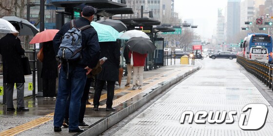 서울 시내버스가 파업한 28일 오전 서울 광화문 네거리 버스 정류장에서 시민들이 버스를 기다리고 있다. 2024.3.28/뉴스1 © News1 김명섭 기자