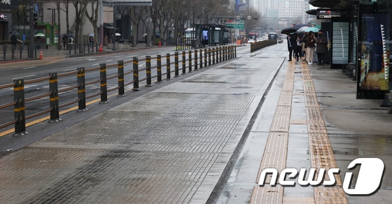 서울 시내버스가 파업한 28일 오전 서울 광화문 네거리 버스 정류장에서 시민들이 버스를 기다리고 있다. 2024.3.28/뉴스1 © News1
