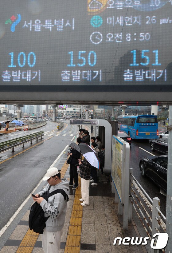 서울 시내버스 노조가 총파업에 돌입한 28일 오전 서울역 버스환승센터에서 시민들이 버스를 기다리고 있다. 서울 버스가 멈춰 선 것은 2012년 부분 파업 이후 12년 만이다. 2024.3.28/뉴스1 © News1 신웅수 기자