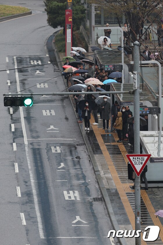 서울 시내버스 노조가 총파업에 돌입한 28일 오전 서울역 버스환승센터에서 시민들이 버스를 기다리고 있다.  2024.3.28/뉴스1 © News1 신웅수 기자