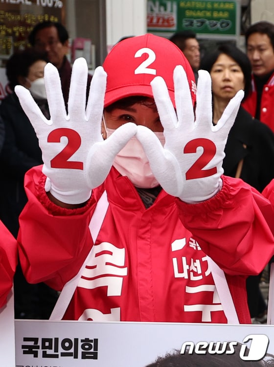 28일 서울 서대문구 신촌거리에서 국민의힘 선거운동원들이 기호2번을 보이고 있다. 2024.3.28/뉴스1 © News1 구윤성 기자