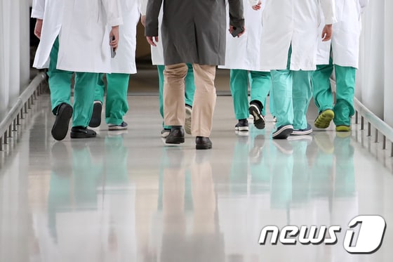 의료대란이 장기화되고 있는 가운데 28일 서울의 한 대학병원에서 의료진이 이동하고 있다. 2024.3.28/뉴스1 © News1 이승배 기자