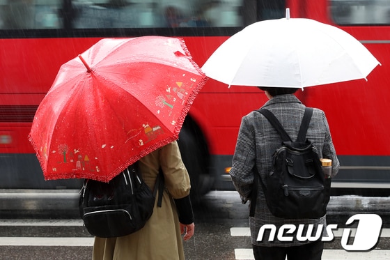 봄비가 요란하게 내린 28일 오후 대구 도심 횡단보도에서 우산을 쓴 시민들이 신호를 기다리고 있다. 2024.3.28/뉴스1 © News1 공정식 기자