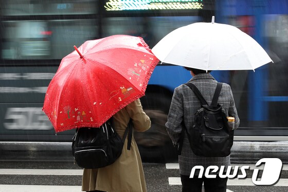 28일 오후 대구 도심 횡단보도에서 우산을 쓴 시민들이 보행자 신호를 기다리고 있다. 2024.3.28/뉴스1 © News1 공정식 기자