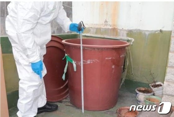  2019년 3월 부산 남부경찰서 형사들이 4년 3개월 가량 시신을 담아 두었던 빨간 고무통 크기를 재고 있다. (부산 경찰청 제공) © 뉴스1