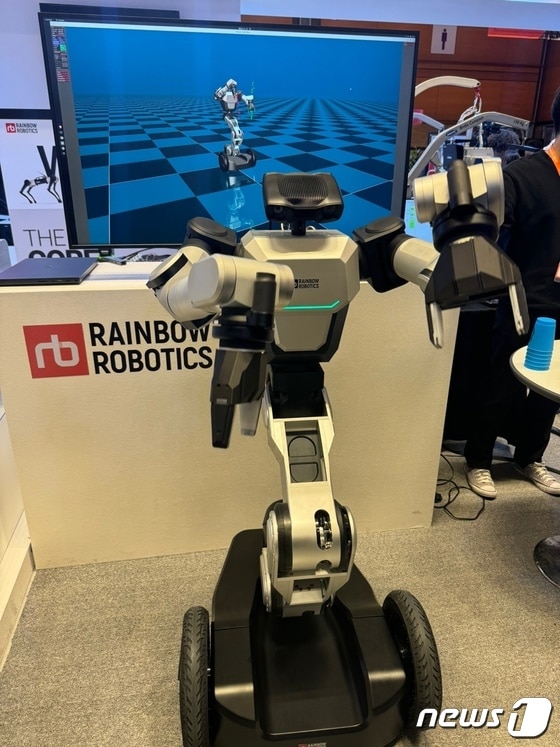 레인보우로보틱스가 최초로 공개한 이동형 양팔로봇.  2024.3.28 / 뉴스1 © News1 강태우 기자