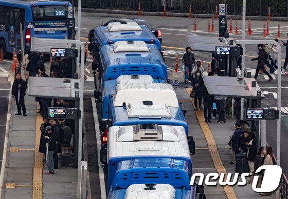 총파업에 나섰던 서울 시내버스가 노사간 극적 타결로 파업을 철회한 28일 오후 서울시 용산구 서울역 버스환승센터에서 퇴근길 시민들이 버스를 기다리고 있다. 2024.3.28/뉴스1 © News1 이재명 기자