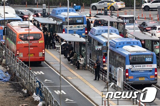 총파업에 나섰던 서울 시내버스가 노사간 극적 타결로 파업을 철회한 28일 오후 서울시 용산구 서울역 버스환승센터에서 퇴근길 시민들이 버스를 기다리고 있다. 2024.3.28/뉴스1 © News1 이재명 기자
