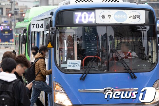 총파업에 나섰던 서울 시내버스가 노사간 극적 타결로 파업을 철회한 28일 오후 서울시 용산구 서울역 버스환승센터에서 퇴근길 시민들 버스를 기다리고 있다. 2024.3.28/뉴스1 © News1 이재명 기자