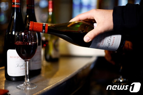2023년 11월 프랑스 파리의 한 레스토랑에서 손님이 와인을 따르는 모습.. 2023.11.16 © 로이터=뉴스1 © News1 정지윤 기자