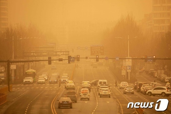 28일(현지시간) 중국 지린성의 지린의 거리에서 짙은 황사 사이로 차량들이 통행을 하고 있다. 2024.3. 29 © AFP=뉴스1 © News1 우동명 기자