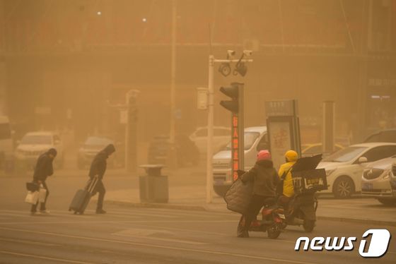 27일(현지시간) 중국 내몽골 자치구 에렌호트의 거리에서 주민들이 짙은 황사 속을 통행하고 있다. 2024.3. 29 © AFP=뉴스1 © News1 우동명 기자