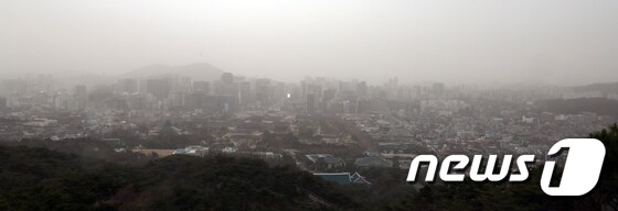 올 봄 최악의 미세먼지 농도를 보인 29일 오전 서울 도심이 뿌옇다. 2024.3.29/뉴스1 © News1 김명섭 기자