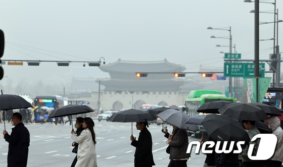  서울 광화문 네거리에서 우산 쓴 시민들이 발걸음을 옮기고 있다. 2024.3.29/뉴스1 © News1 김진환 기자
