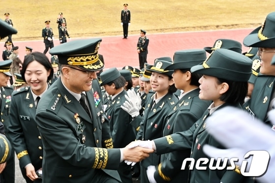 박안수 육군참모총장 '임관을 축하합니다'