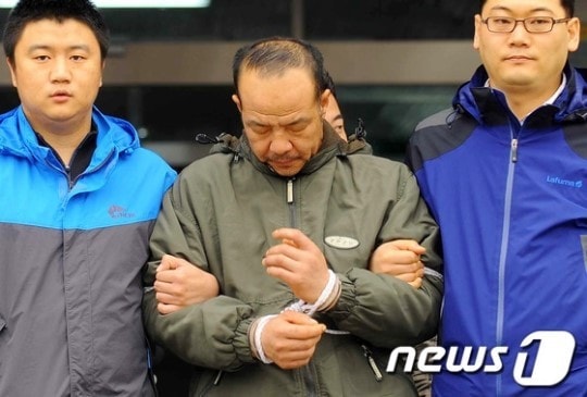 검찰로 송치되기 위해 경기 수원남부경찰서를 나서고 있는 오원춘. /뉴스1 (경인일보 제공) © News1