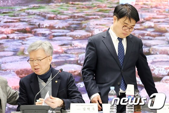 임현택 대한의사협회(의협) 회장 당선인(오른쪽)이 31일 오후 서울 용산구 의협 회관에서 열린 비대위 회의에 참석하고 있다. 임 당선인 왼쪽은 김택우 의협 비상대책위원장. 2024.3.31/뉴스1 © News1 민경석 기자