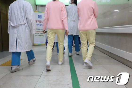 4일 오전 광주 동구 전남대병원에서 의료진들이 복도를 지나가고 있다. 2024.3.4/뉴스1 © News1 박지현 기자
