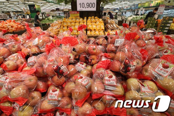 과일값 상승세가 이어지고 있는 4일 서울의 한 대형마트에 사과가 쌓여있다. 2024.3.4/뉴스1 © News1 이광호 기자
