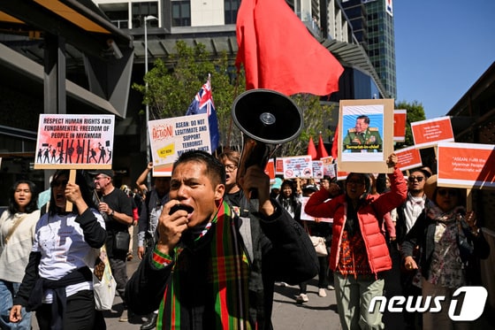 4일(현지시간) 동남아시아국가연합(ASEAN·아세안)-호주 특별정상회의가 열리는 호주 멜버른의 국제컨벤션센터 앞에서 미얀마 임시정부인 국민통합정부(NUG) 지지자들이 미얀마 군정을 지지하지 말라는 시위를 벌이고 있다. 2024.03.04/ © 로이터=뉴스1 © News1 박재하 기자