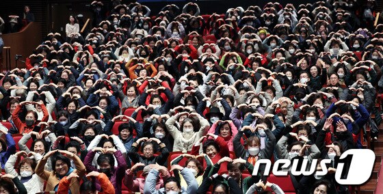 지난달 5일 서울 마포구 마포아트센터에서 열린 '일성여중고 입학식'에서 입학생들이 교장선생님을 향해 두 팔로 하트를 만들며 인사하고 있다. /뉴스1 © News1 박지혜 기자