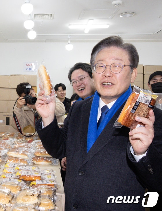 이재명 더불어민주당 대표가 5일 오후 서울 영등포 뉴타운 지하쇼핑몰을 찾아 빵을 구매하고 있다. (공동취재) 2024.3.5/뉴스1 © News1 임세영 기자