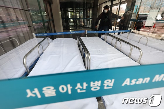 6일 서울 송파구 서울아산병원에 응급환자를 위한 침상이 놓여 있다. 2024.3.6/뉴스1 © News1 김민지 기자