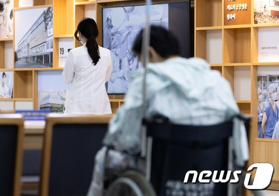 서울 소재의 한 병원에서 의료진이 발걸음을 옮기고 있다. 2024.3.6/뉴스1 © News1 이재명 기자