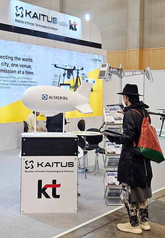 KT는 카이투스테크놀로지(KAITUS)와 함께 이달 8일까지 부산 벡스코에서 진행되는 '2024 드론쇼 코리아'에 참가해 안티드론 솔루션을 선보였다.(KT 제공)