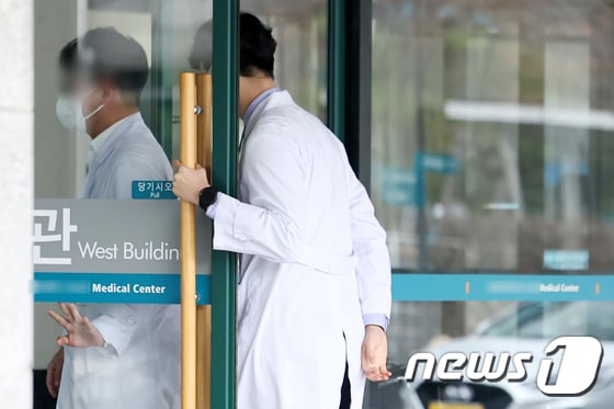 7일 오전 서울의 한 종합병원에서 의사들이 진료를 위해 이동하고 있다. 2024.3.7/뉴스1 © News1 민경석 기자