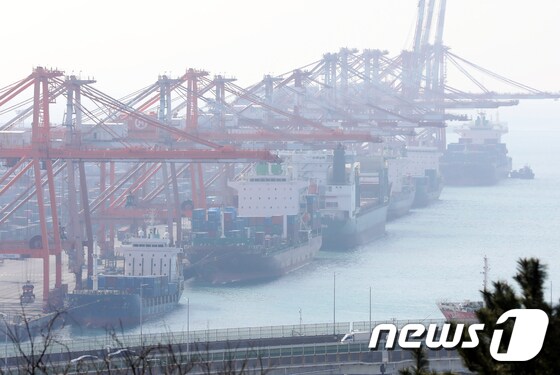  부산항 신선대부두에 컨테이너 하역작업이 진행되고 있다., © News1 윤일지 기자