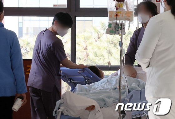 전공의 이탈 여파를 최소화하기 위해 간호사 업무 범위가 확대되고 있는 가운데 8일 서울의 한 종합병원에서 의료진이 이동하고 있다.  2024.3.8/뉴스1 © News1 이동해 기자