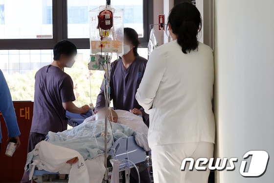 8일 서울의 한 종합병원에서 의료진이 이동하고 있다. 2024.3.8/뉴스1 © News1 이동해 기자