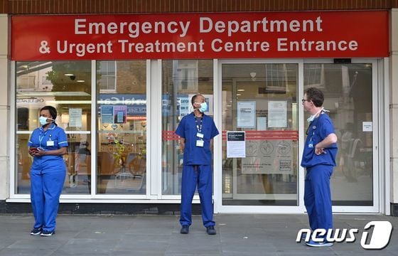 영국 런던 첼시 앤 웨스트민스터 병원 앞에 의료진들이 서 있는 모습. 20.11.25 © AFP=뉴스1 © News1 김예슬 기자