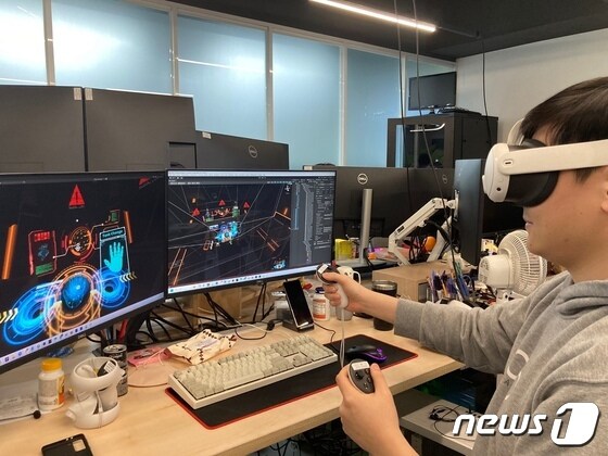 스토익엔터테인먼트 개발자가 게임 구현을 시험하는 모습./뉴스1 © News1 윤주영 기자