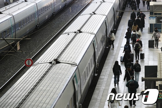서울역에 정차 중인 KTX(사진은 기사 내용과 무관함) / 뉴스1 © News1