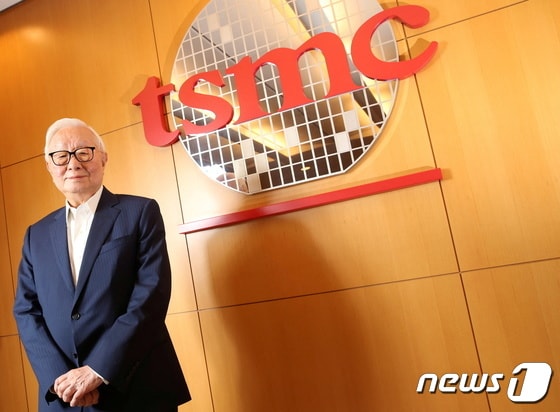 모리스 창 TSMC 창업자가 회사 로고 앞에 서 있다. © 로이터=뉴스1 © News1 박형기 기자
