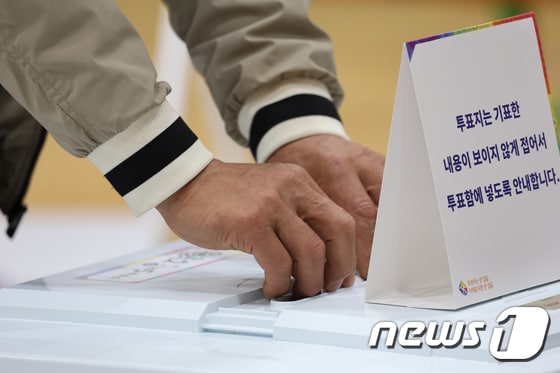 제22대 국회의원 선거 투표날인 10일 오전 광주 광산구 월곡초등학교에 마련된 투표소에서 유권자가 투표를 하고 있다. 2024.4.10/뉴스1 © News1 김태성 기자