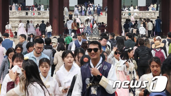 서울 경복궁을 찾은 시민과 외국인 관광객들이 즐거운 시간을 보내고 있다. 2024.4.10/뉴스1 © News1 허경 기자