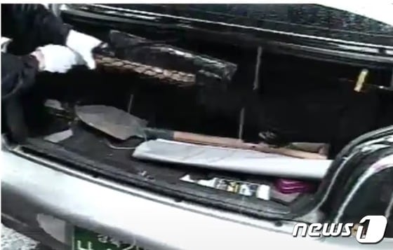  허재필 일당이 타고 다닌 쏘나타 트렁크에는 삽과 곡갱이가 실려 있었다. (KBS 갈무리) © 뉴스1
