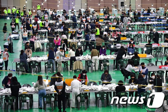 '여당 참패 예상'…총선 출구조사 발표에 외신들도 관심 집중